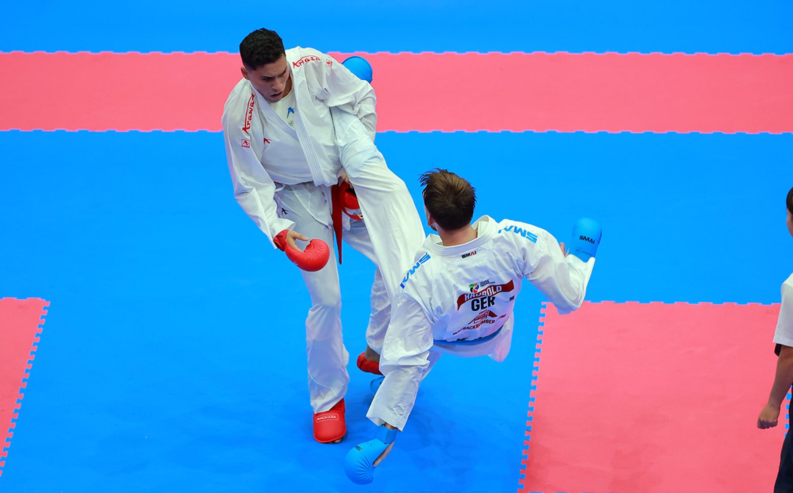 A kumite exchange at full stretch on the tatami in Guadalajara