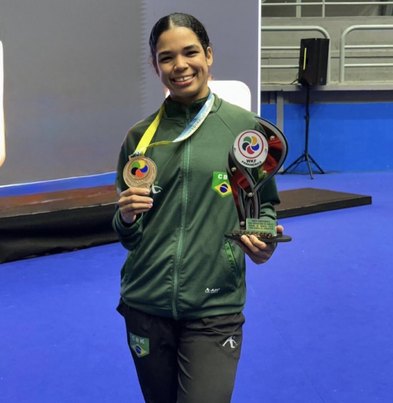 Kelly Fernandes with her senior team bronze medal at PKF Macaé 2026