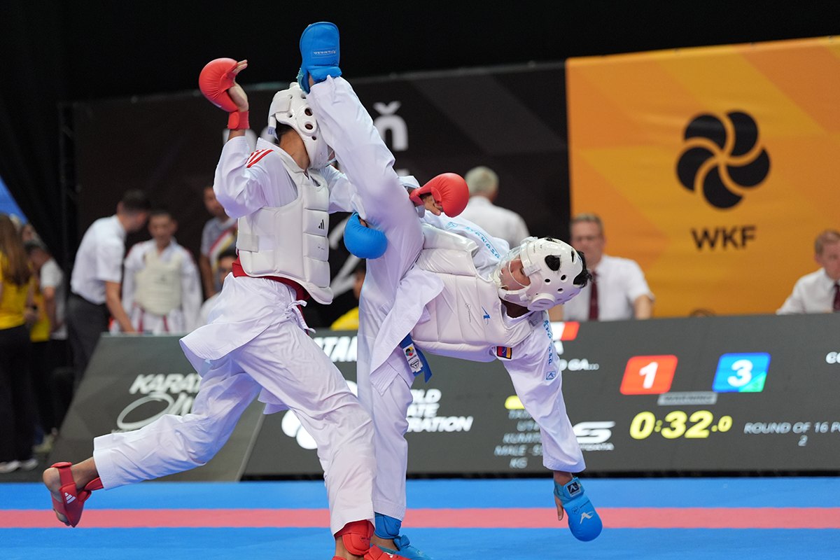 A spectacular exchange of head kicks in the boys' kumite at the Karate1 Youth League in Poreč