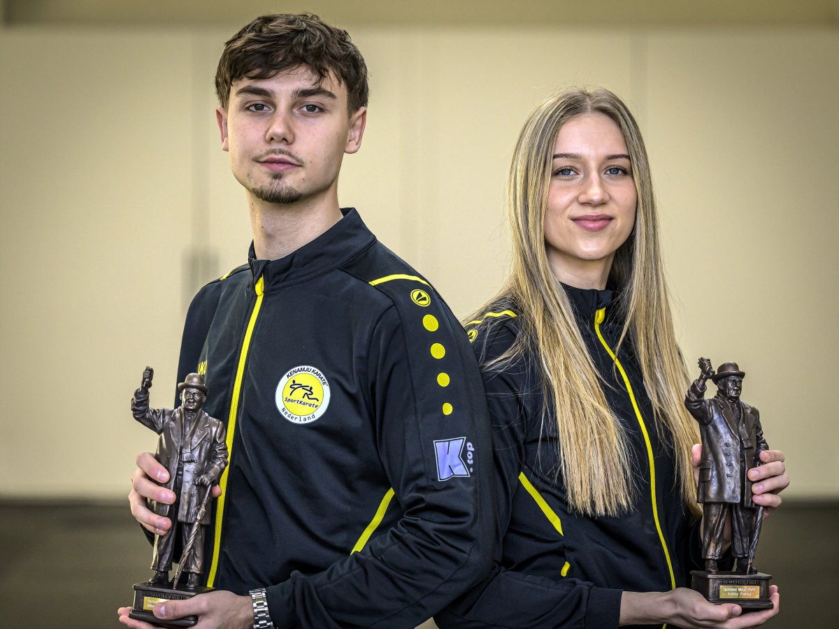 Sebastiaan van Teeffelen and Ashley Kakiay holding their awards as Haarlem's Sports Talents of 2024